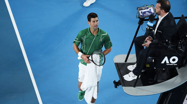 Novak Djokovic não vai sofrer penalização por tocar no árbitro