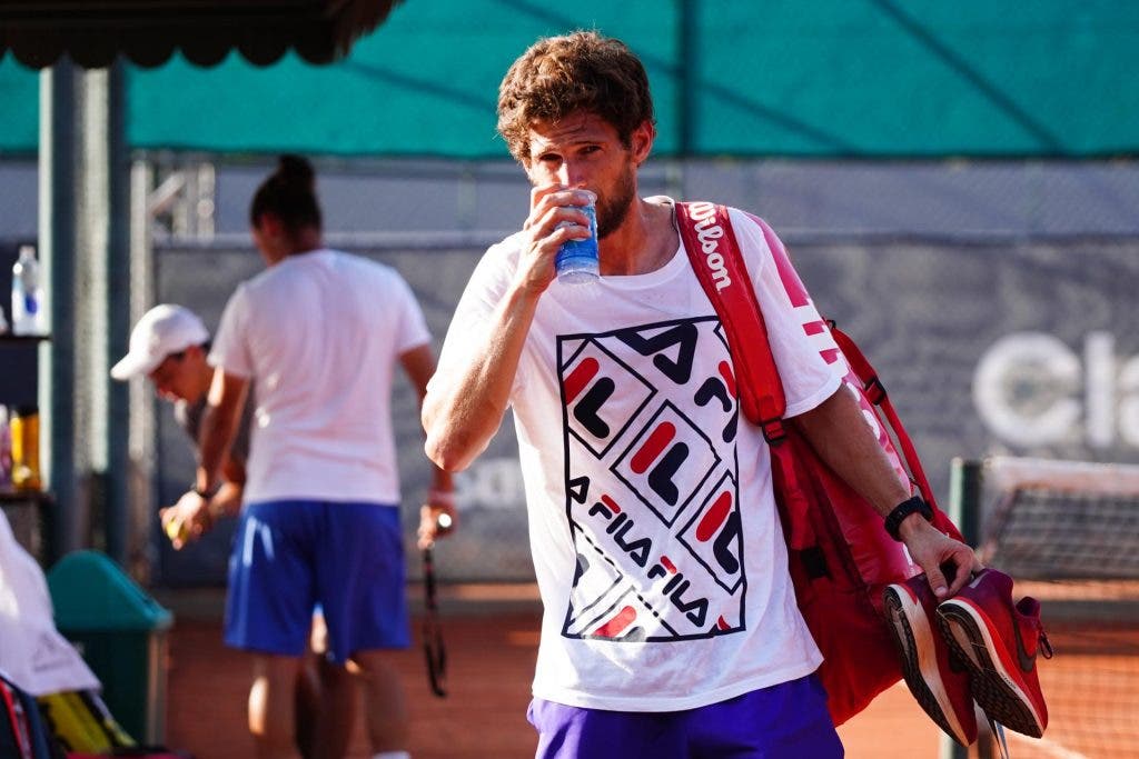 Em jogo de três horas, Bia Haddad desperdiça 6-3 e 3-1 e cai na estreia do  WTA de Pequim