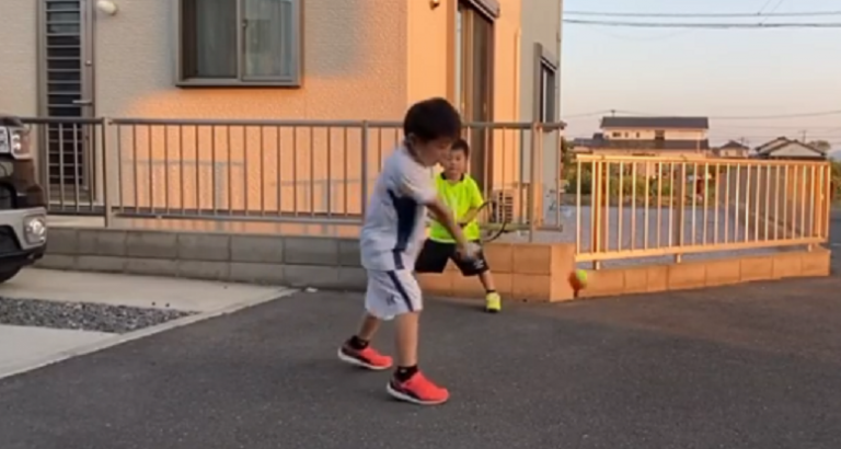 [VÍDEO] Manos japoneses imitam Federer e Djokovic… com estilo