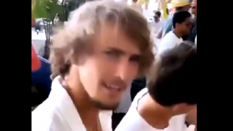 Zverev prometeu fazer isolamento e foi ‘apanhado’ em festa com centenas de pessoas