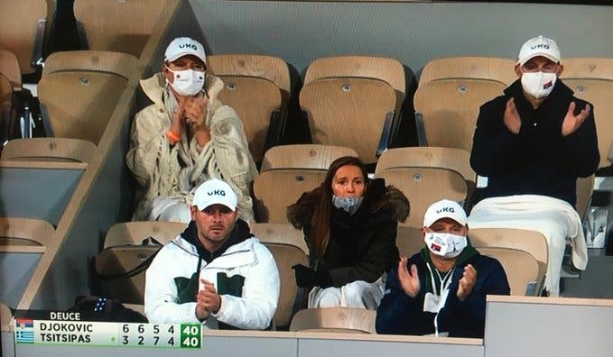 Mulher de Djokovic esclarece polémica sobre membro do staff do sérvio estar na bancada sem máscara