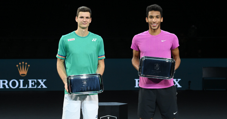 Hurkacz e Auger Aliassime salvam cinco match points e conquistam título em Paris