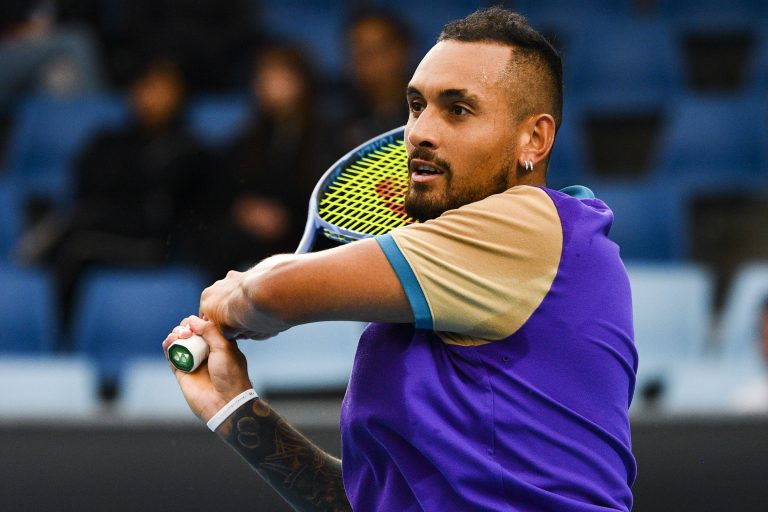 Kyrgios atira raquete para fora do estádio e é eliminado por Coric