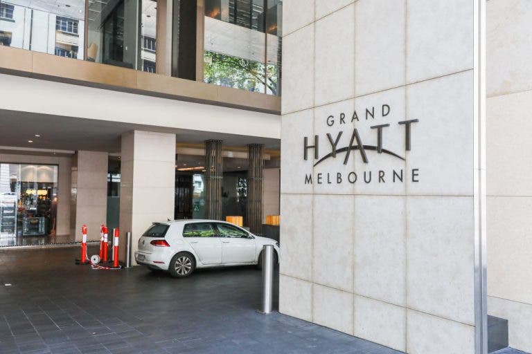 Segurança do hotel em Melbourne apanhou Covid-19 devido… a uma festa do staff