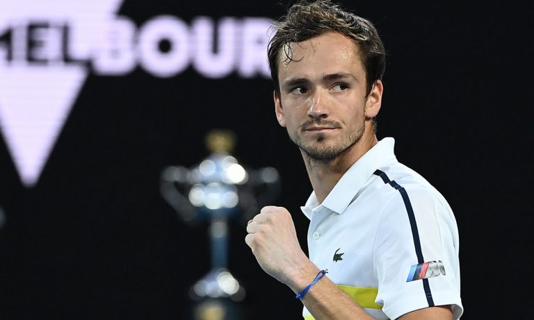 PlayStation mode: Medvedev supera Tsitsipas e desafia Djokovic na final