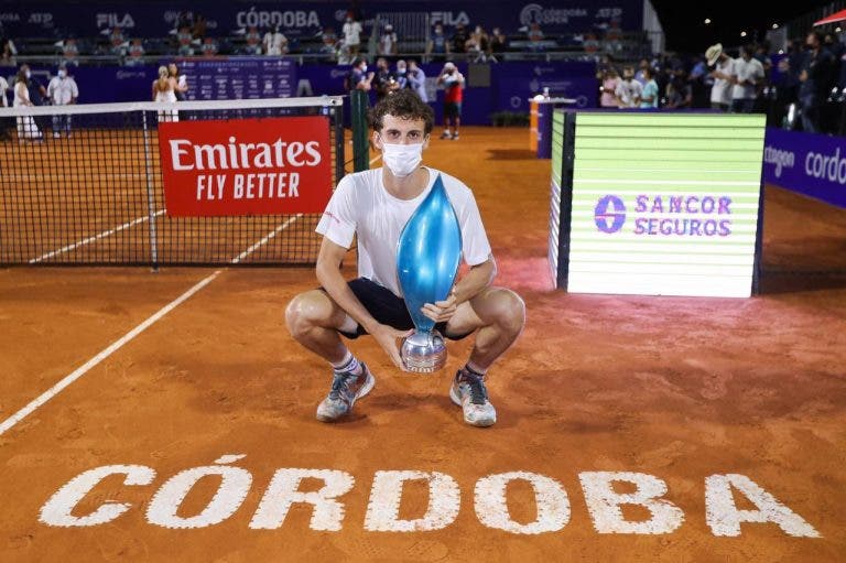 INCRÍVEL: Cerundolo, 19 anos e 335.º ATP, conquista título em Córdoba no seu primeiro quadro principal