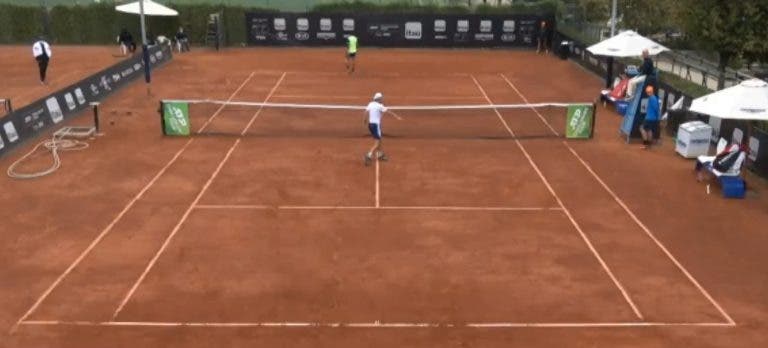 [VÍDEO] Andrej Martin atirou a raquete com violência e o apanha-bolas até saltou