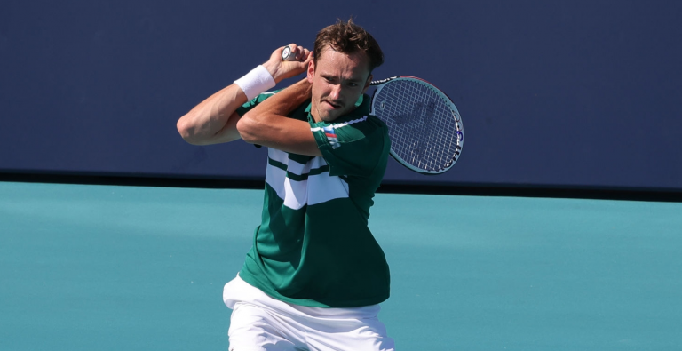 Medvedev treme, acaba minado de cãibras mas sobrevive em Miami