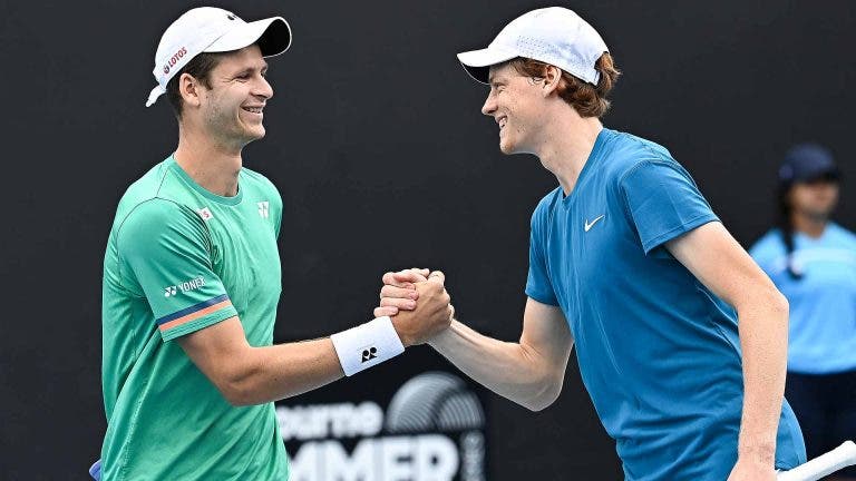 Hurkacz e Sinner trocam elogios após a final: «És o meu melhor amigo no circuito»
