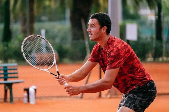 Oliveira estreia-se na terra batida em 2024 com triunfo em Santa Cruz