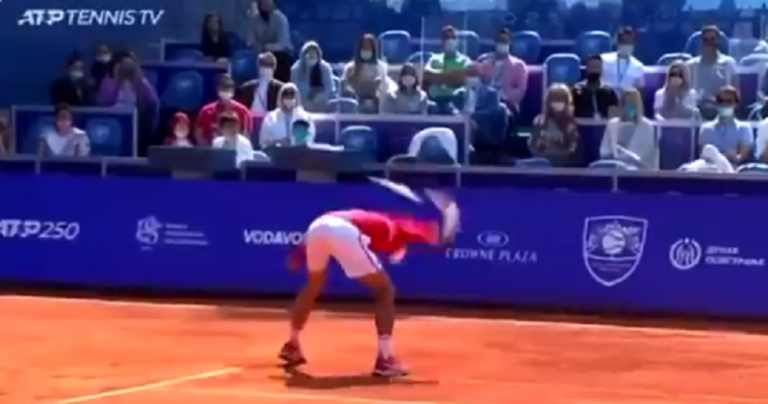[VÍDEO] Djokovic voltou a perder a calma e destruiu (mais uma) raqueta em Belgrado