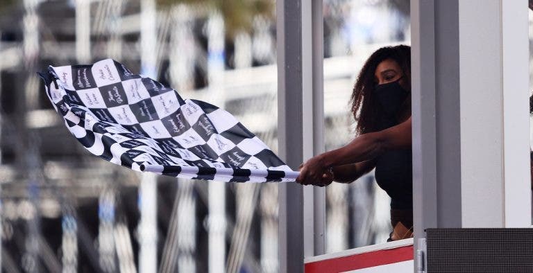 Tenistas foram ao GP Mónaco de Fórmula 1 e Serena abanou a bandeira de xadrez