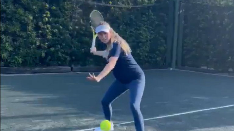 [VÍDEO] Wozniacki volta grávida aos courts e faz tempo andar para trás