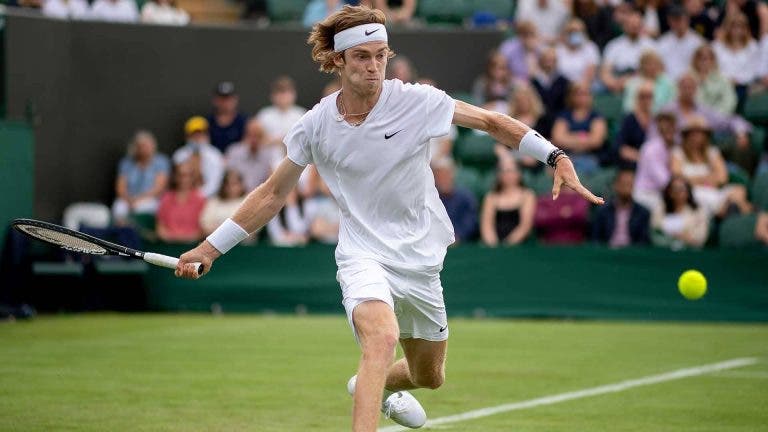 Rublev sprinta para fugir à escuridão e Schwartzman sobrevive a esperança da casa