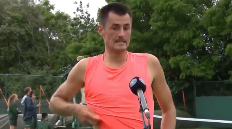 [VÍDEO] Tomic avançou no ‘qualy’ de Wimbledon… mas sofreu: «Borrei-me todo!»