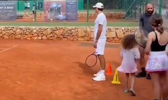 Federer aproveita férias forçadas para fazer treino de luxo com… Thierry Henry