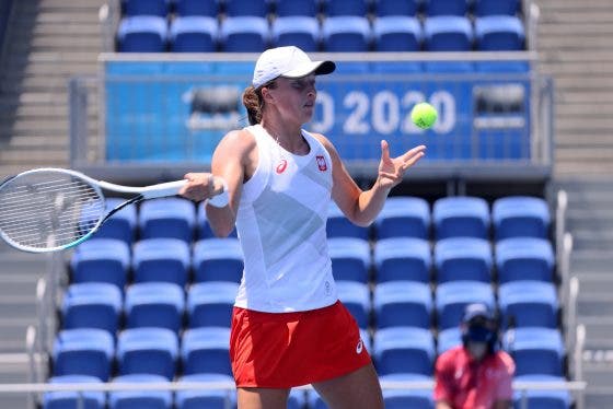 Swiatek arrasa e Pavlyuchenkova vai quase de bicicleta para a 2.ª ronda dos Jogos Olímpicos