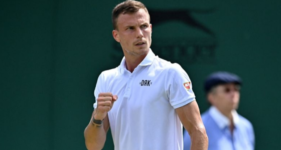Fucsovics vence (finalmente) Rublev e marca duelo com Djokovic nos ‘quartos’ em Wimbledon