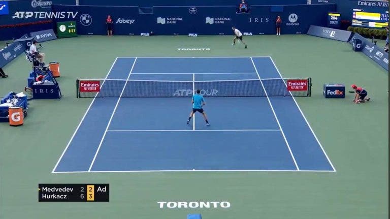 [VÍDEO] Melhor do que um tweener? Dois! Hurkacz e Medvedev dão show em Toronto