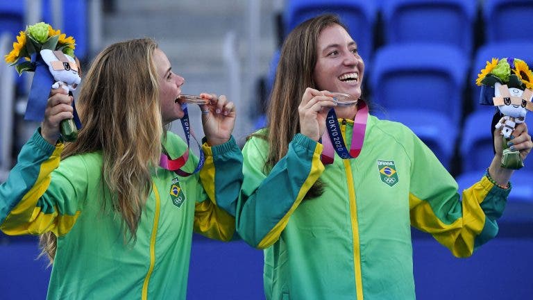 Brasileiras radiantes no pódio: Stefani e Pigossi já receberam medalhas