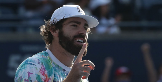 Opelka defende Tsitsipas e vira-se contra… a imprensa: «São todos terríveis»