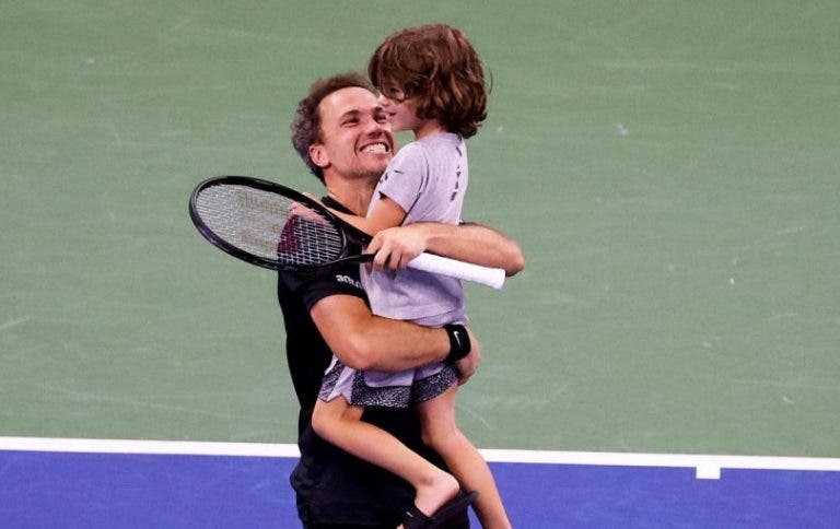 Emocionante: filho de Bruno Soares invade o court após passagem do pai para a final do US Open