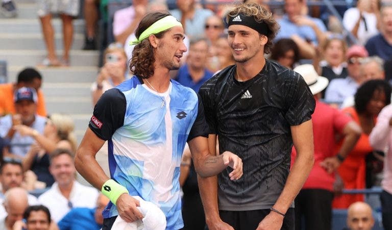 [VÍDEO] Harris perde a cabeça e inunda o campo após perder primeiro set com Zverev