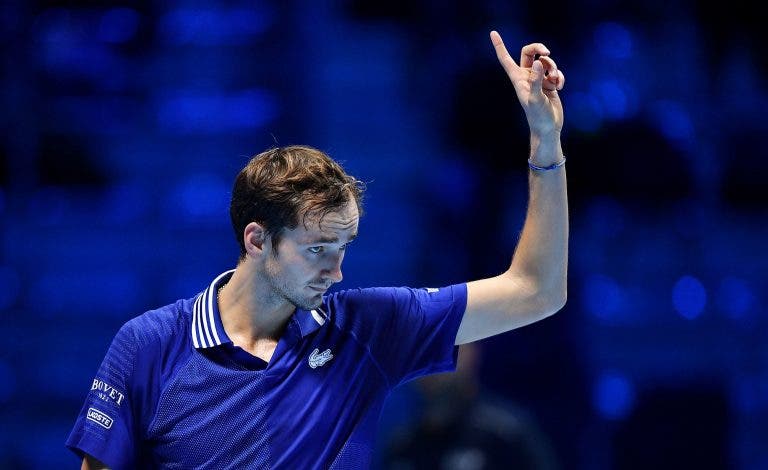 Medvedev “agradece” desistência de Berrettini e garante passagem às ‘meias’ das ATP Finals
