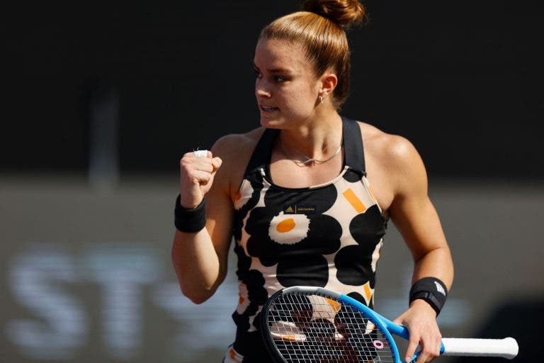 Sakkari passeia na estreia absoluta de uma grega nas WTA Finals e despacha Swiatek