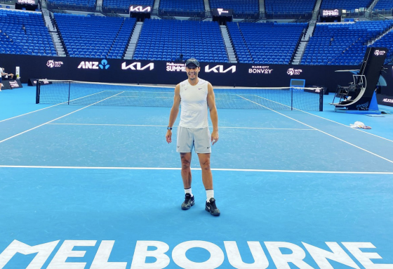 O sorriso não mente! Nadal já chegou a Melbourne e foi logo pisar a Rod Laver Arena
