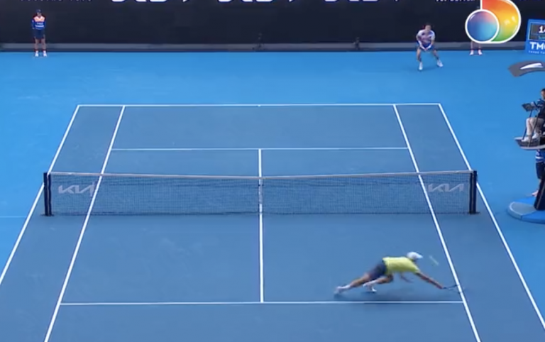 [VÍDEO] Isto ainda agora começou e Hurkacz já se candidatou ao ponto do Australian Open