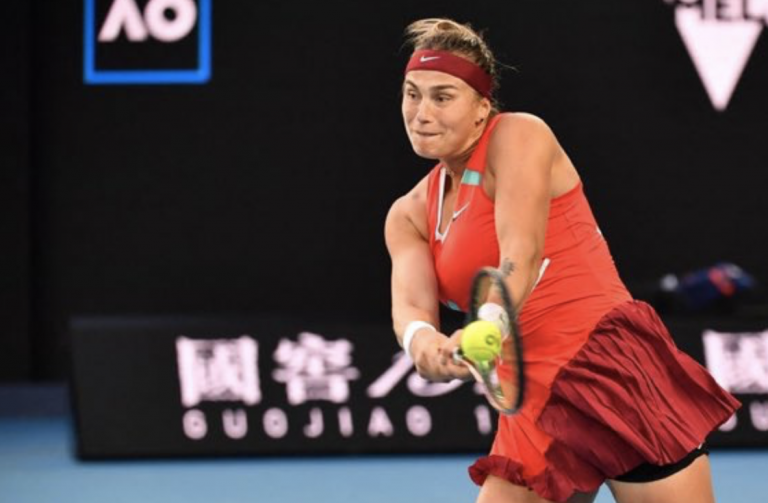 Sabalenka dispara mais 13 duplas faltas mas vira de set e break abaixo rumo à 2.ª ronda