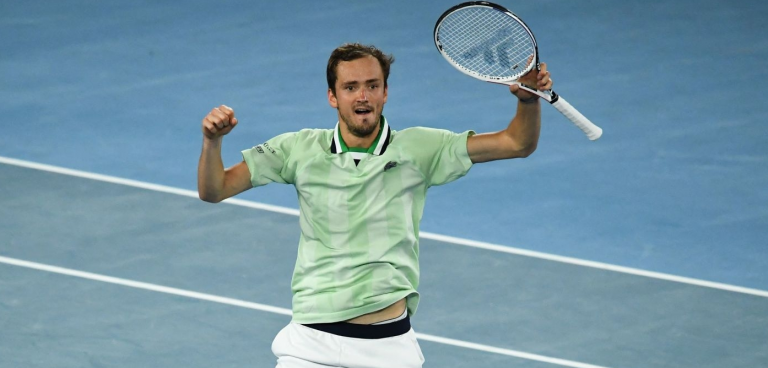 Medvedev está a duas vitórias de roubar trono a Djokovic e fazer história