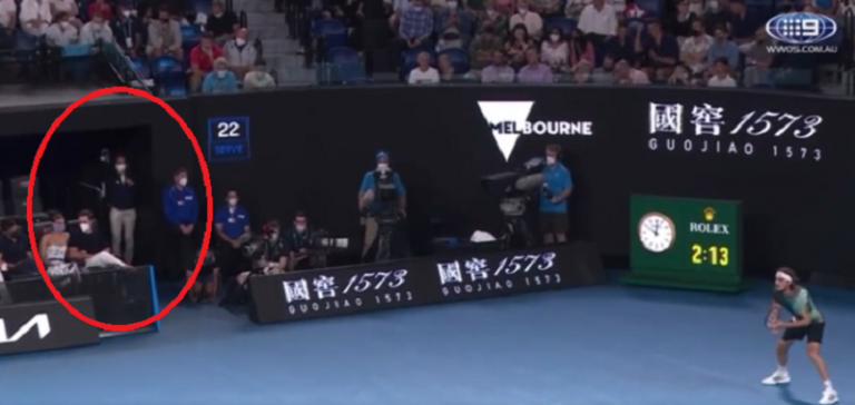 [VÍDEO] Australian Open colocou ‘espia’ debaixo do pai de Tsitsipas para ‘apanhá-lo’ em flagrante