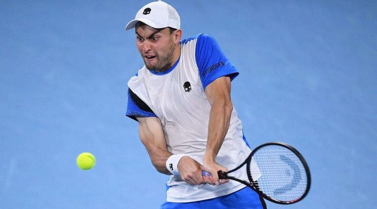 Karatsev estraga planos de top 100 a Murray e conquista em Sydney o terceiro título da carreira
