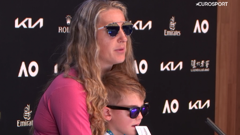 Azarenka levou o seu filho Leo para a conferência de imprensa: «Ela é espetacular»