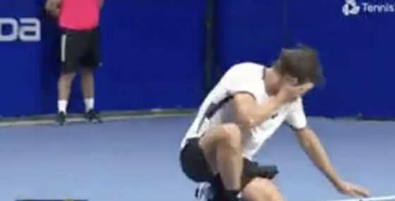 [VÍDEO] Insólito: Millman retira-se a meio do encontro depois de levar com a bola no olho direito