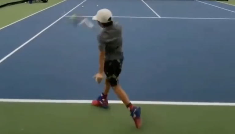 [VÍDEO] Inacreditável! Miúdo de 9 anos (filho de ex-tenista) deslumbra com esquerda a uma mão