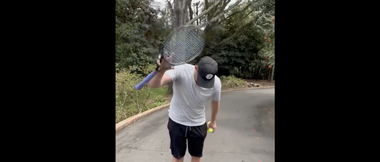 [VÍDEO] Andy Roddick ensina como se atira uma raquete ao chão sem colocar ninguém em risco