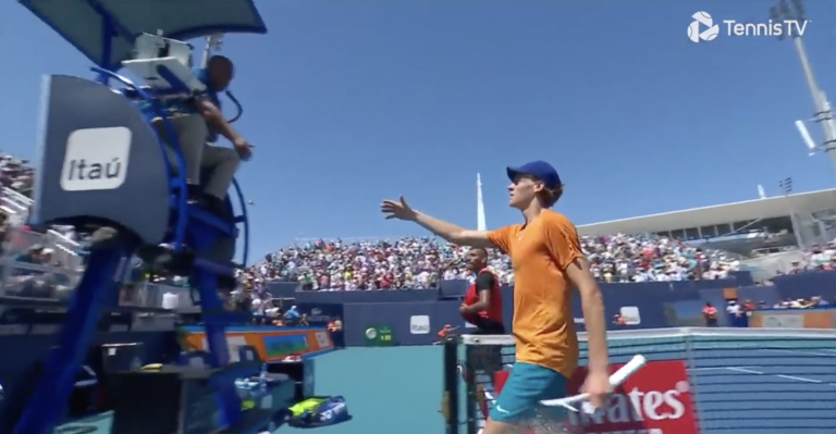 [VÍDEO] Kyrgios chamou “atrasado mental” a Carlos Bernardes no final de encontro polémico