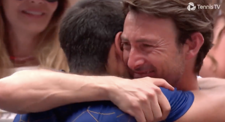 [VÍDEO] Ferrero fica lavado em lágrimas ao abraçar Alcaraz após o título em Miami