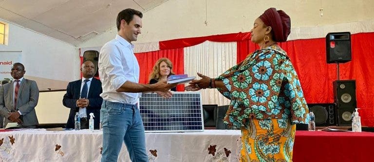 Federer viaja para Malawi para oferecer mais de três mil tablets em ação solidária