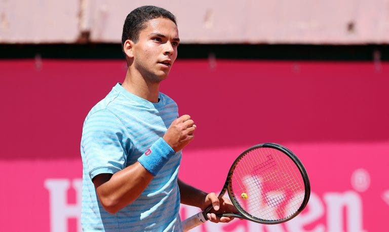 Pedro Araújo vence na estreia no ATP Tour e avança no qualifying do Millennium Estoril Open