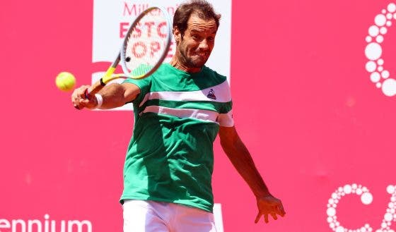 Gasquet e Cuevas voltam a ser felizes em Portugal rumo à segunda ronda