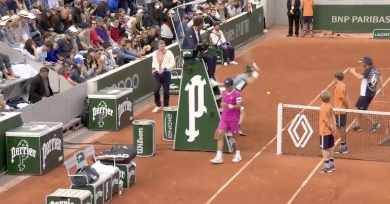 [VÍDEO] Rublev perdeu a cabeça e ficou a centímetros de ser desqualificado em Roland Garros