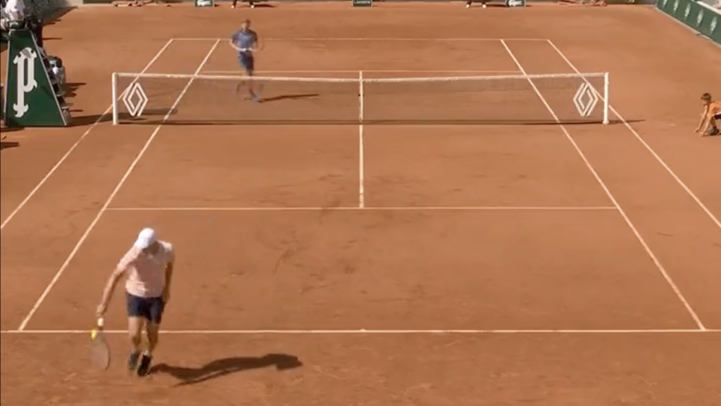 [VÍDEO] Ponto do torneio? Hurkacz dispara lob do outro mundo em Roland Garros