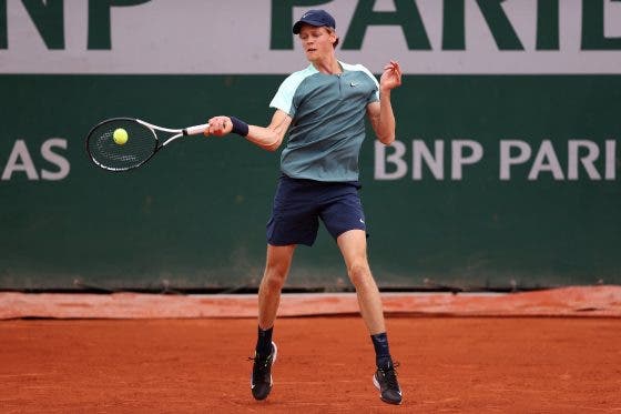 Sinner e Hurkacz confirmam favoritismo, Gaston vence batalha eletrizante em Roland Garros