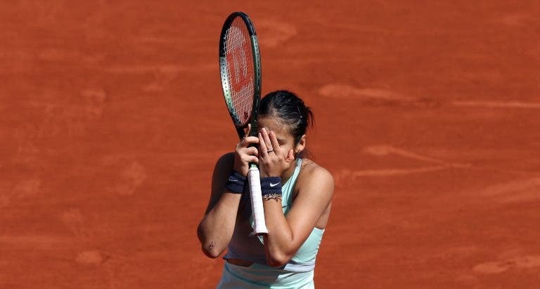 Raducanu cai com estrondo em Roland Garros, Azarenka avança