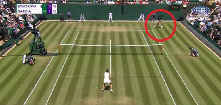 [VÍDEO] WOW! Bouzkova ganha um dos pontos do torneio em Wimbledon