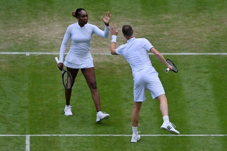 Venus impressiona no regresso a Wimbledon e ganha em pares mistos ao lado de Murray